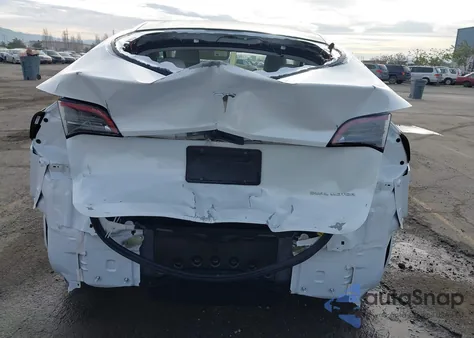 2023 Tesla Model Y Awd/Long Range Dual Motor All-Wheel Drive z USA, uszkodzony, nr VIN 7SAYGDEE5PF633005